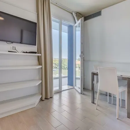 Ambassador Apartment *